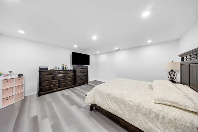 Building Photo - 490 W 33rd Pl