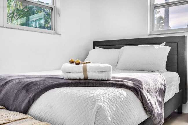 Building Photo - 18725 NE 18th Ave