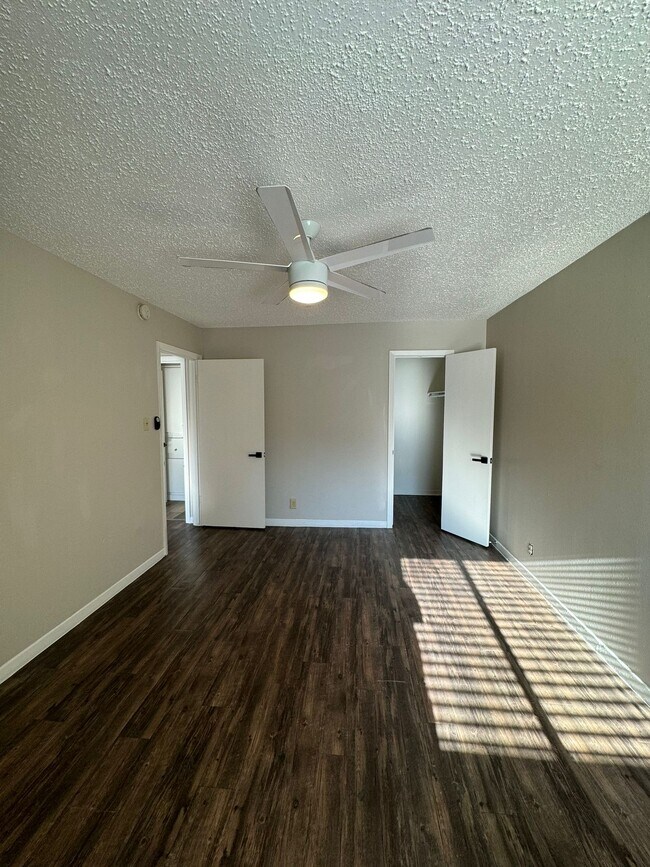 Building Photo - 2413 Mission Hill Dr