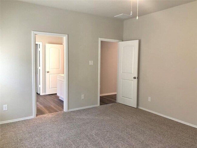 Building Photo - Fabulous home in a beautiful GATED MASTER PLANNED COMMUNITY