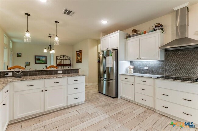 Building Photo - 8119 Green Hill Dr