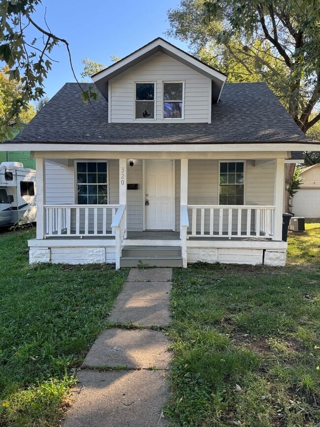 Building Photo - Recently Remodeled 3 Bedroom Home