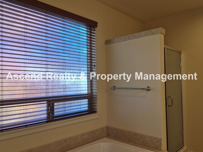 Building Photo - Available Immediately Minutes to Orenco Sh...