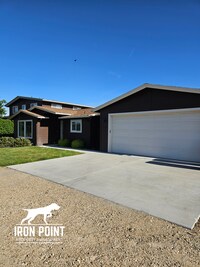 Building Photo - 2bed/1bath w/2 car garage & all appliances included.