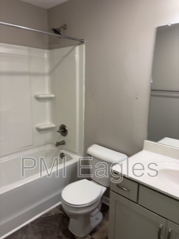 Building Photo - 135 Country Ln