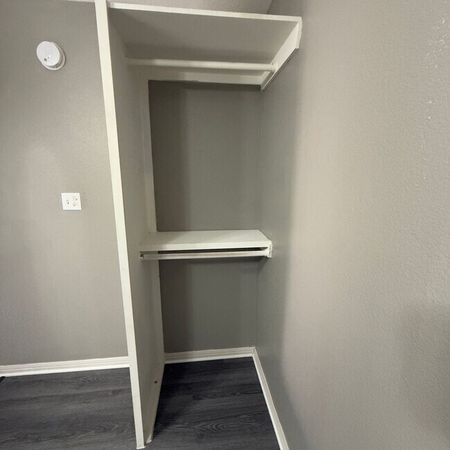 Building Photo - $500 Off 1st Full Month!* All Utilities In...