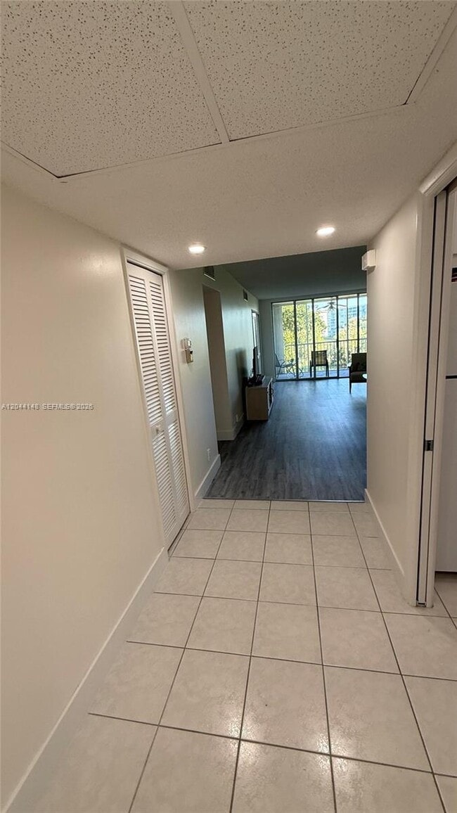 Building Photo - 2901 S Palm Aire Dr