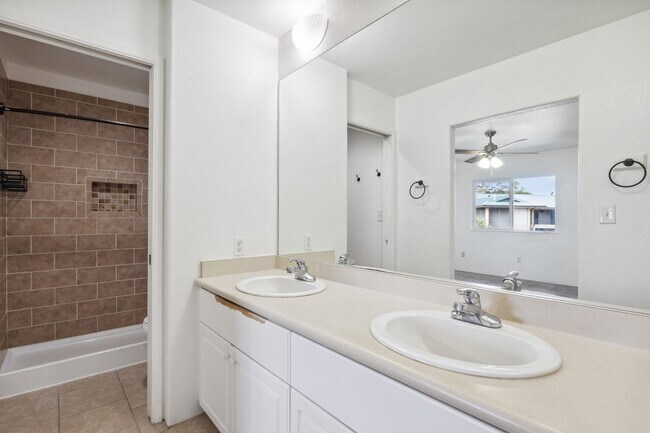 Building Photo - 4 Bed, Pet Friendly Kapolei Home