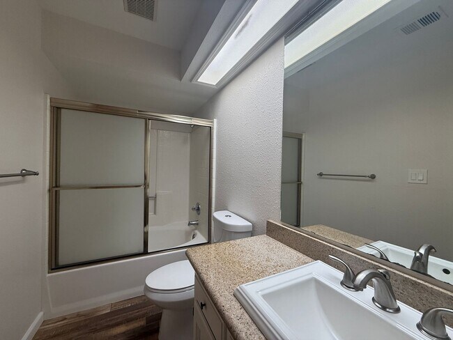 Building Photo - Must See!! Gorgeous 2 Bedroom, 2 Bathroom ...