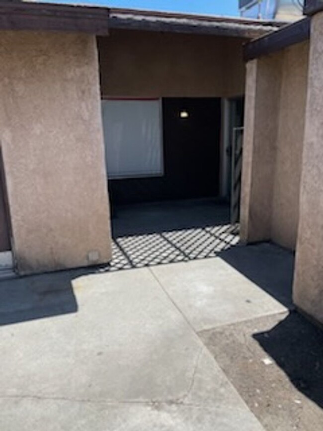 Building Photo - 885/887