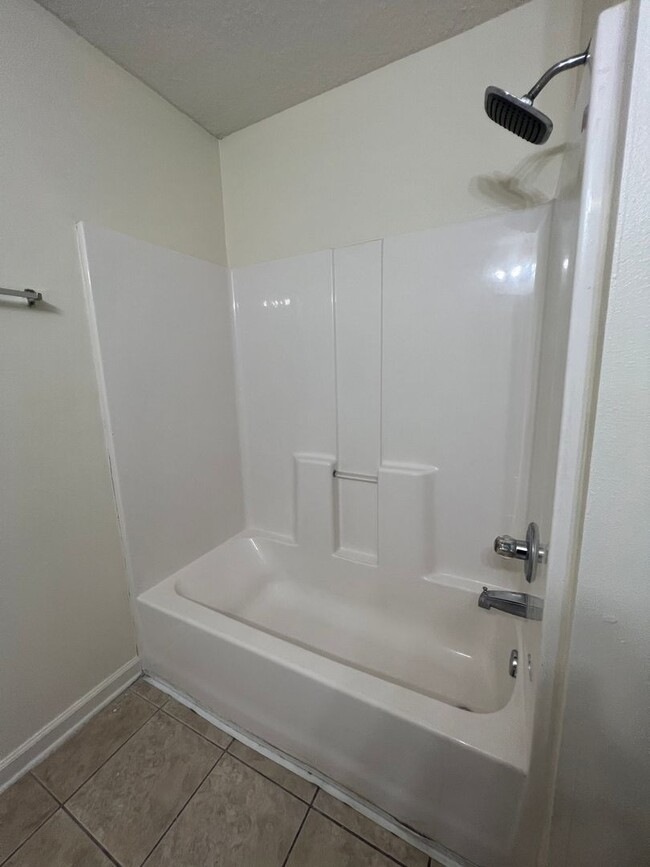 Building Photo - All tiled 3/2 2nd floor condo for rent in ...