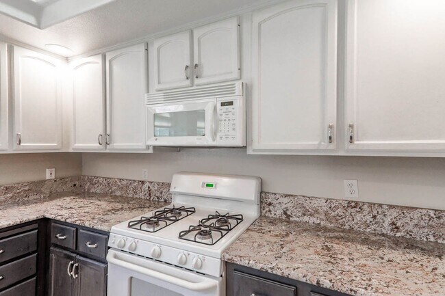Building Photo - Single Story Northwest 3 Bedroom Pool Home