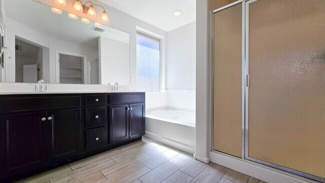 Building Photo - Popular Las Brisas community in Goodyear!