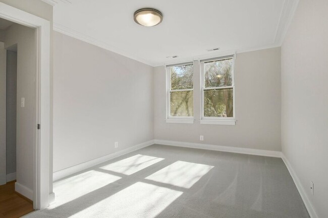 Building Photo - Sunny 3-Bedroom Corner Unit in Eckington/B...