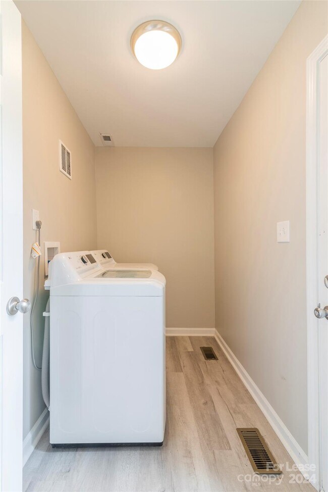 Building Photo - 2336 Barry St