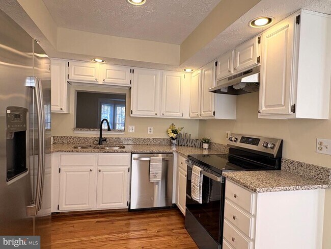 Building Photo - 2120 Commissary Cir