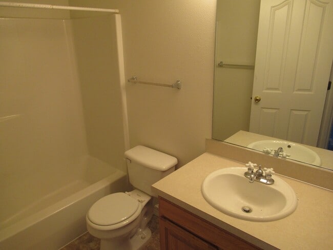 Building Photo - Large Three Bedroom Duplex in Keizer!