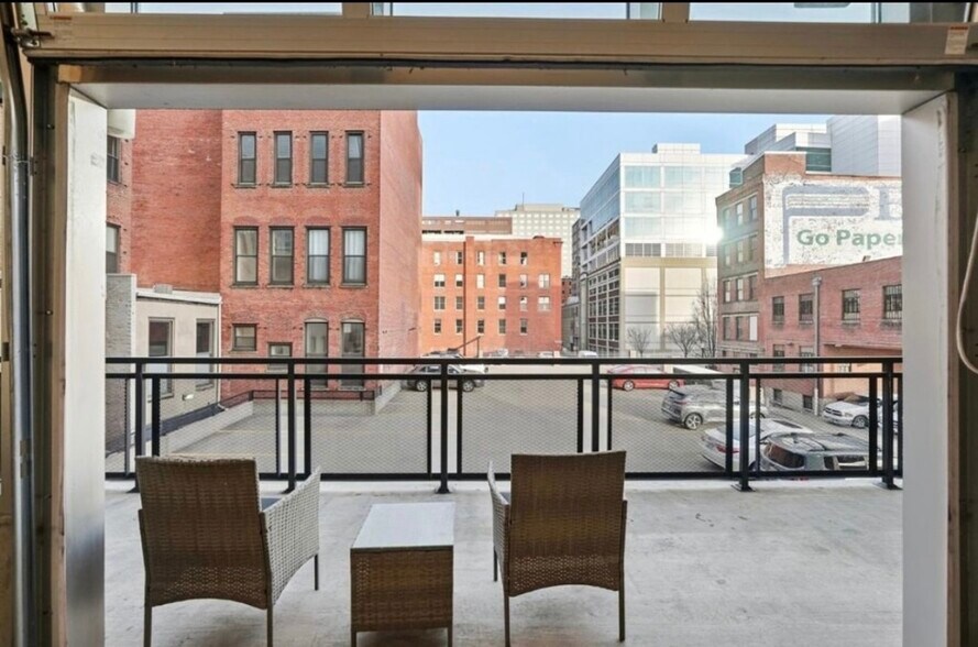 Open Air Living Space - 353 W 4th St
