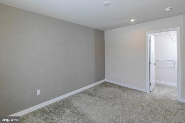 Building Photo - 2410 Lenox Dr