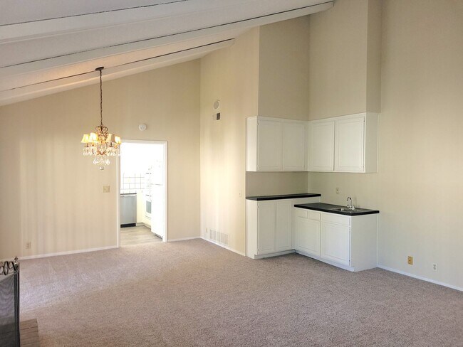 Building Photo - Saratoga 2 Bedroom Upstairs Unit in Great Complex!