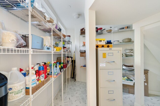 Building Photo - Sleek, spacious 3-bdrm/2.5-bath contemporary in SW Hills. Office, wine cellar, views, near Washin...