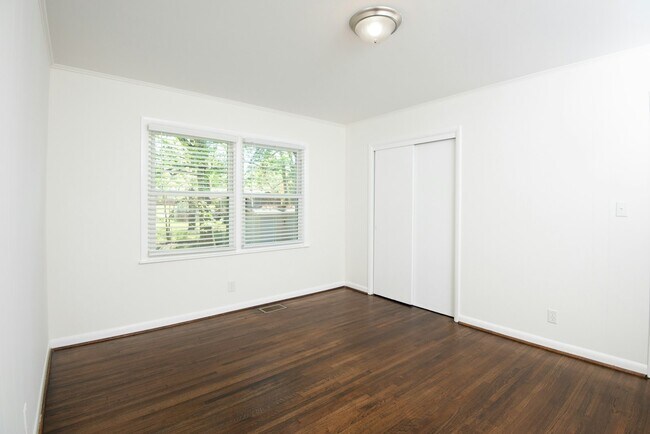 Building Photo - 685 Oakmoor Dr
