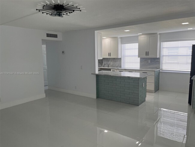 Building Photo - 98 Normandy Ln