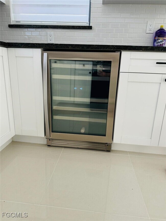 Building Photo - 505 E 8th St