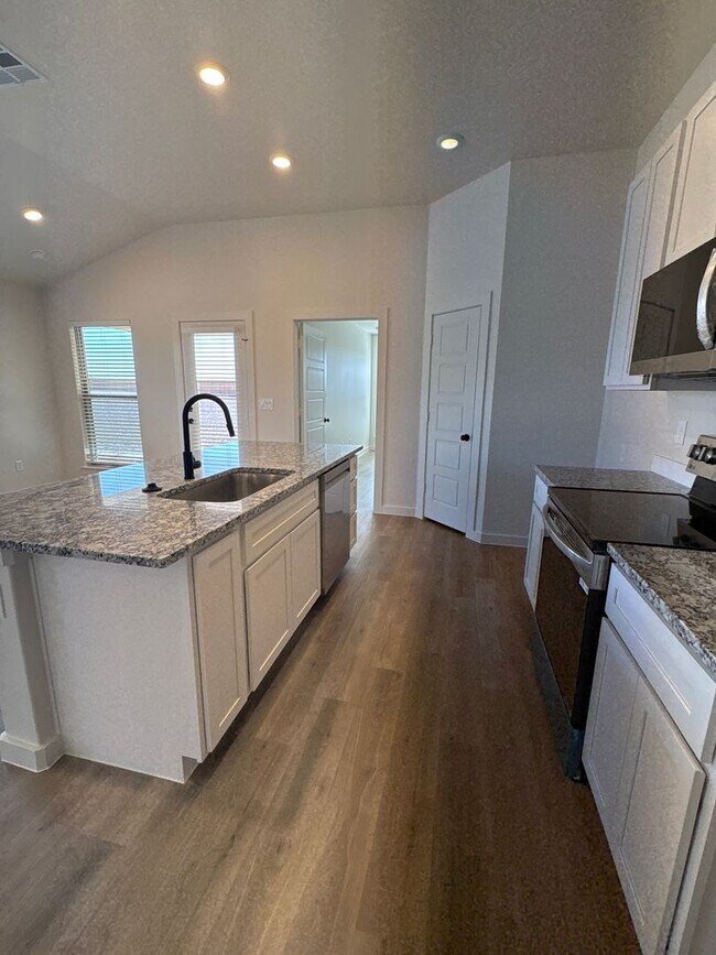 Building Photo - Space, Space and more Space! This ones for you!