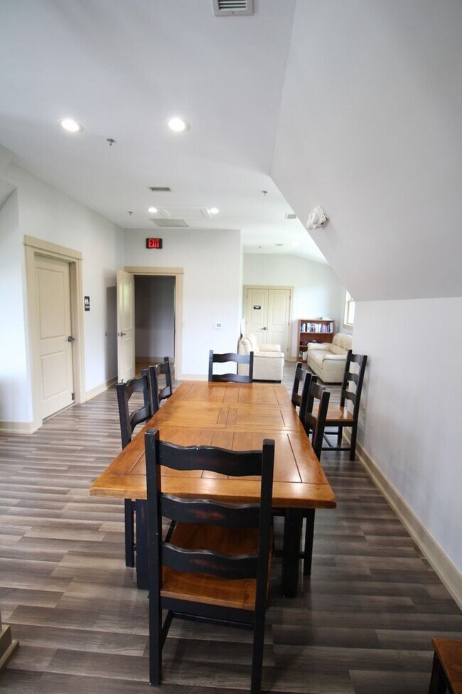 Building Photo - Downtown - Modern Condo minutes from the c...