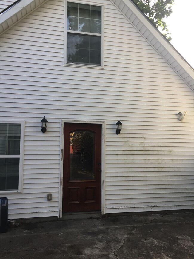 Building Photo - 3316 Upperline St