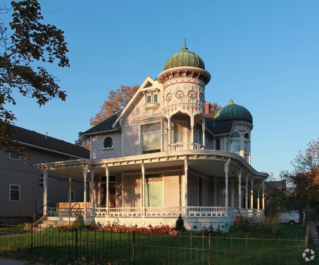 Primary Photo - 2500 Portland Ave