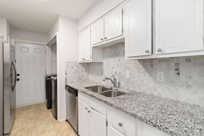 Building Photo - 46 Le Parc Fontaine