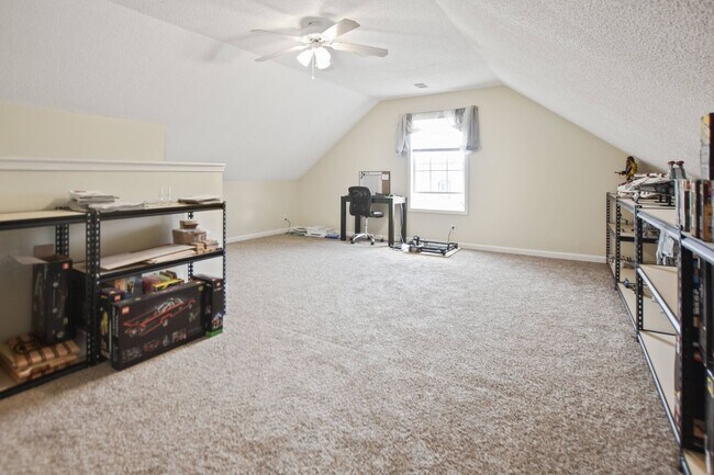 Building Photo - Three Bedroom with Bonus!