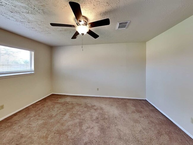 Building Photo - 9812 Robin St