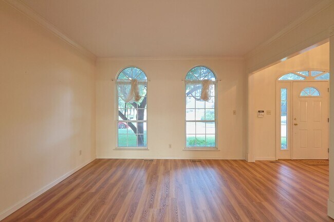 Building Photo - Spacious Parkway South Home with Walk-Out Basement & Large Backyard