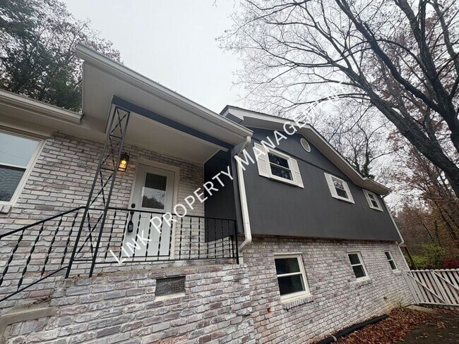 Building Photo - Sophisticated Tri-Level Home in Stuart Heights — Modern Comfort & Timeless Charming 4 bedroom 3 b...