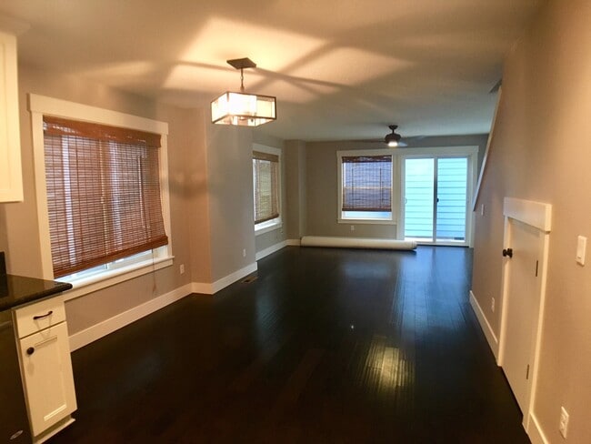 Building Photo - Spacious 3br/3.5ba House with Garage & AC in South Tabor Neighborhood