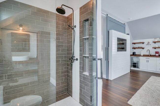 Building Photo - Spacious & Furnished Garage Apartment in Palmetto Bluff!