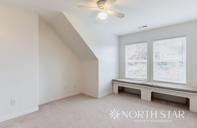 Building Photo - Spacious Elegance in Lake Oswego