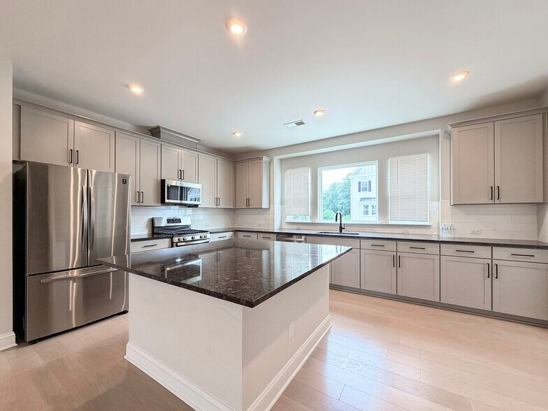 Building Photo - 829 Amley Pl