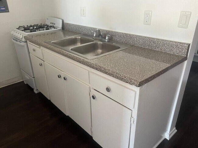 Building Photo - 0.0 bedroom in Los Angeles California 91343