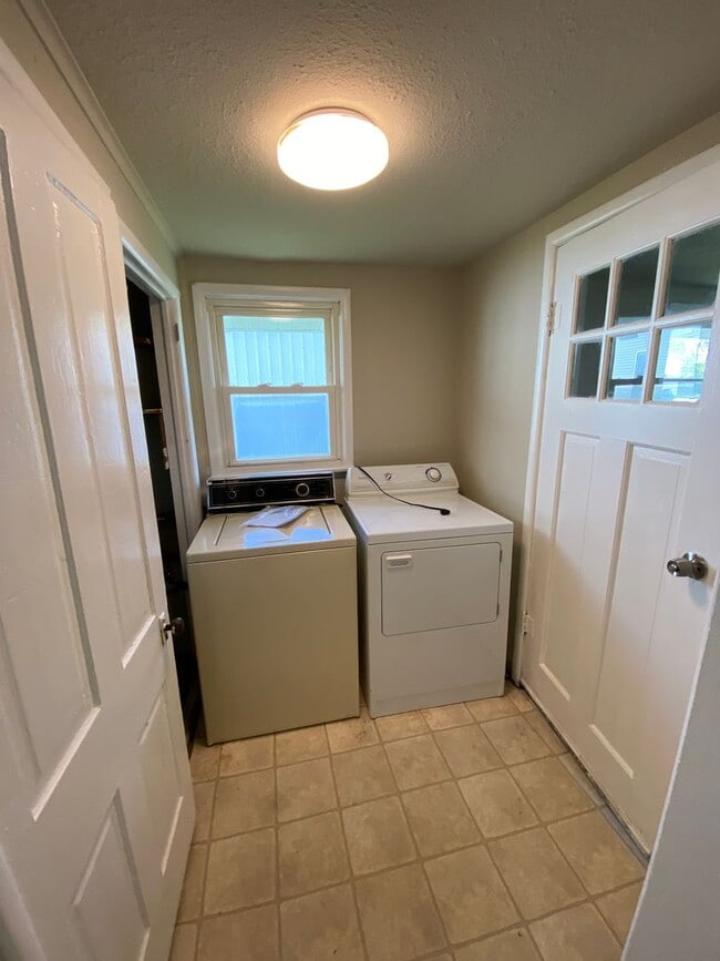 Building Photo - 405 W Pearl St