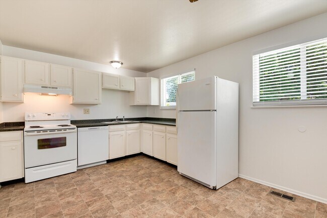 Building Photo - 16176 E Bates Dr