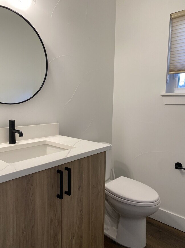 Building Photo - Beautiful, newer (2024) townhome in the de...