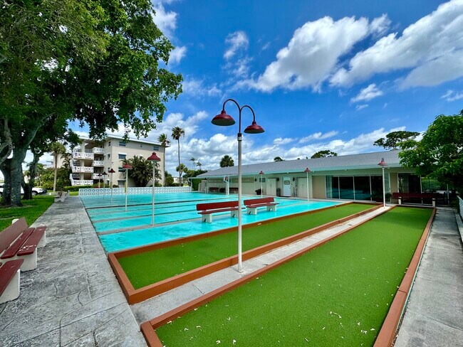Building Photo - 2811 Garden Dr S