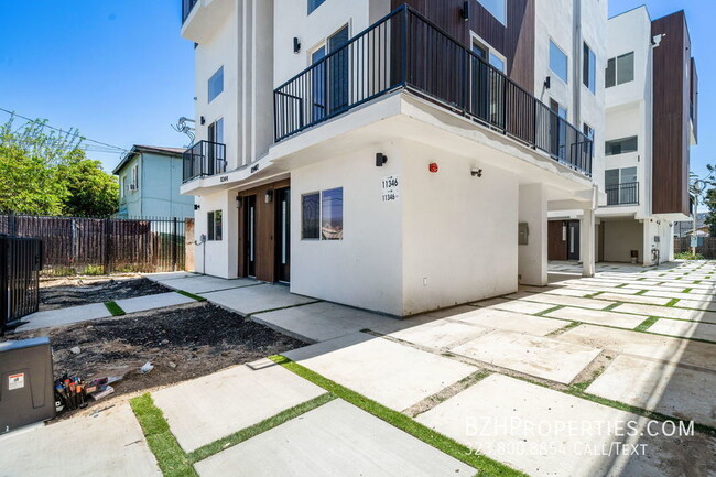 Building Photo - Beautiful Modern Duplex in the heart of No...