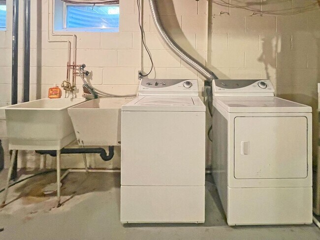 Building Photo - 4-Level Home with Fireplace & Big Yard is ...