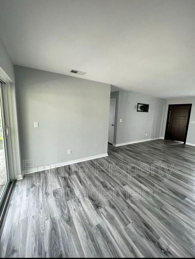 Building Photo - 2 Bedroom 1 Bathroom with fenced yard