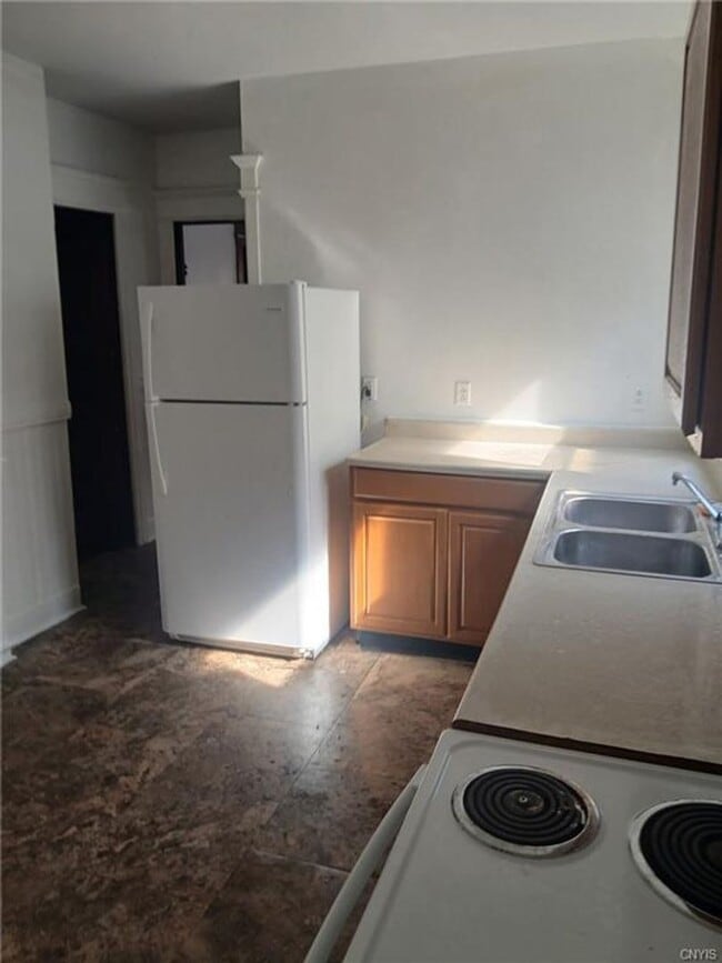 Building Photo - 4 Bedroom Single Family House Available in Syracuse